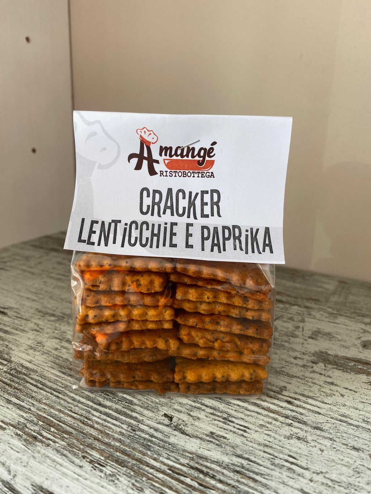 Cracker artigianali con farina di lenticchie e paprika dolce: snack croccante, ricco di proteine vegetali e gusto leggermente speziato.