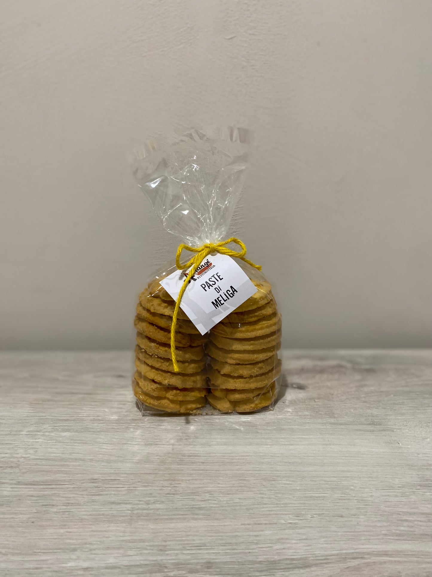 Paste di Meliga artigianali: biscotti piemontesi fragranti con farina di mais, perfetti per colazione e merenda. Gusto autentico e tradizionale.