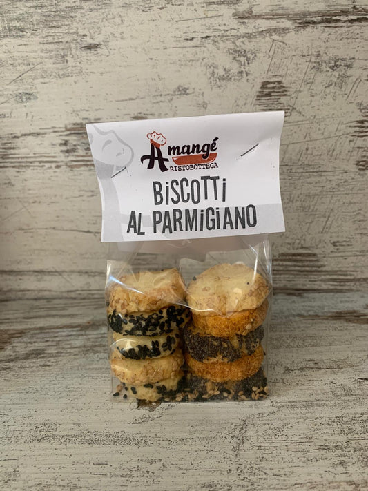Biscotti al Parmigiano artigianali: snack salati friabili e saporiti, ideali per aperitivi, buffet o da gustare con un calice di vino.