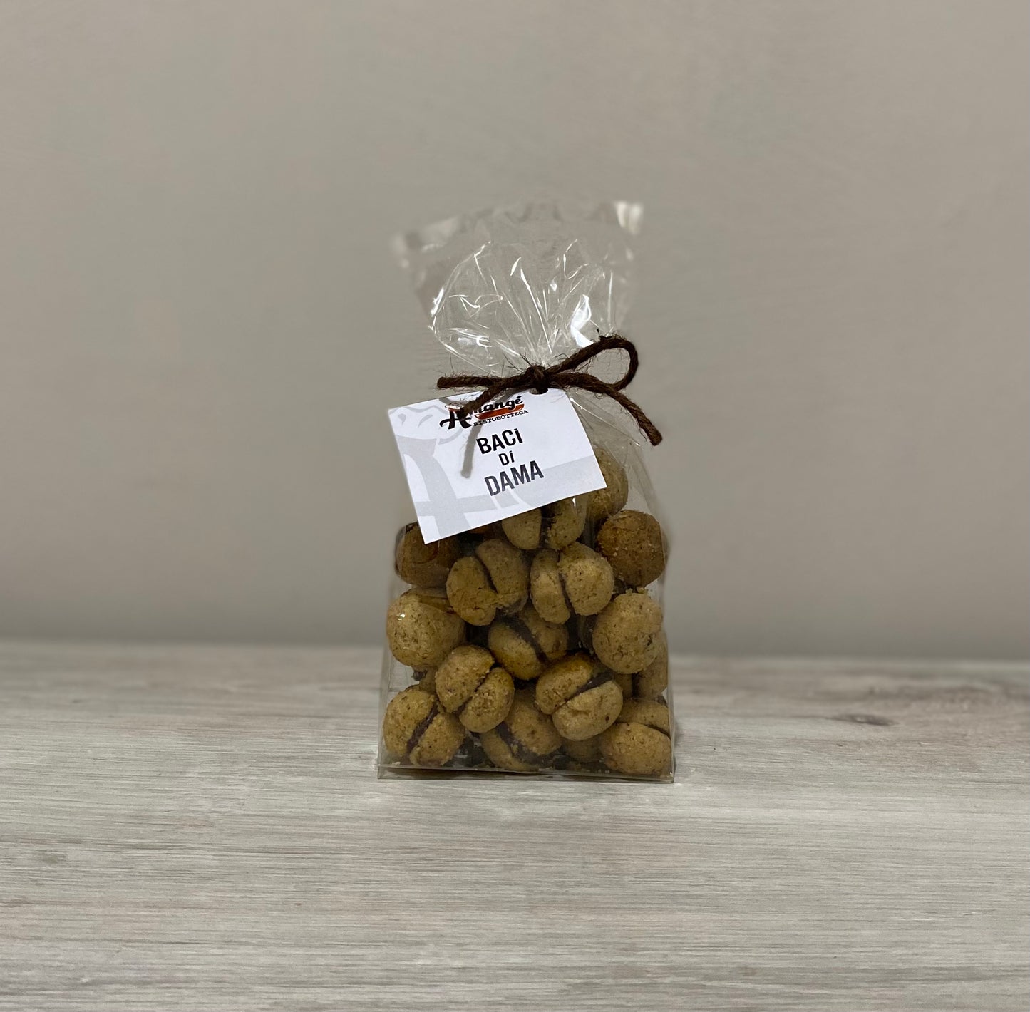 Baci di Dama artigianali: deliziosi biscotti piemontesi con nocciole Piemonte IGP e cioccolato fondente. Perfetti per colazione, merenda o come dolce regalo.
