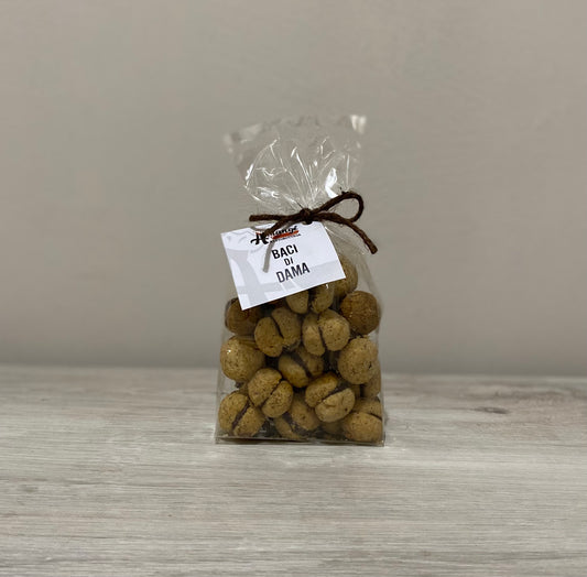 Baci di Dama artigianali: deliziosi biscotti piemontesi con nocciole Piemonte IGP e cioccolato fondente. Perfetti per colazione, merenda o come dolce regalo.