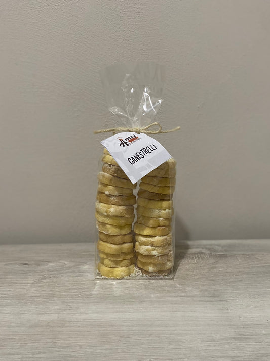 Canestrelli artigianali: biscotti friabili con zucchero a velo. Dolce tipico piemontese perfetto per colazione, merenda o una dolce pausa.