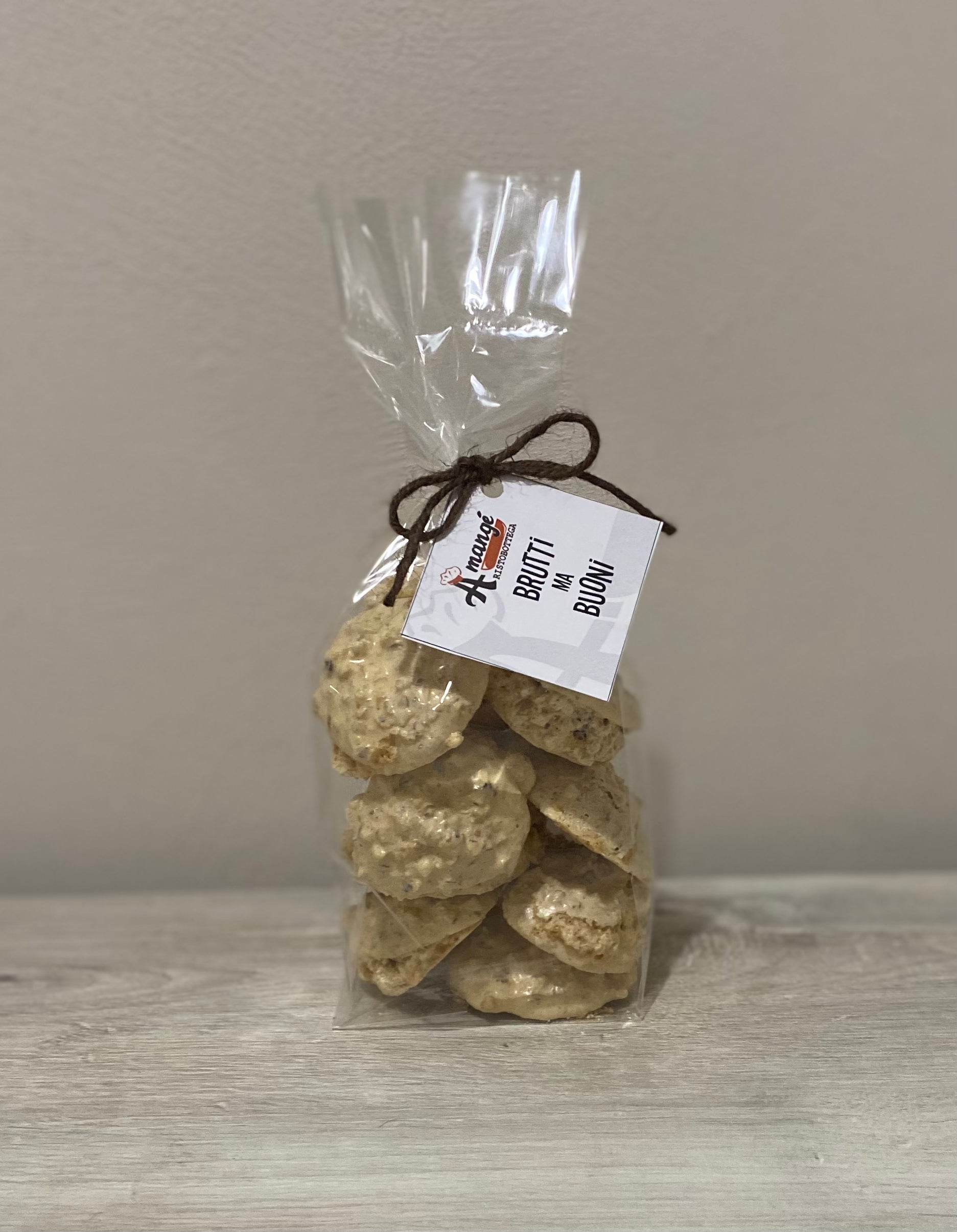Brutti ma Buoni artigianali: biscotti croccanti con nocciole tostate. Dolce tradizionale piemontese dal gusto intenso e dalla friabilità unica.