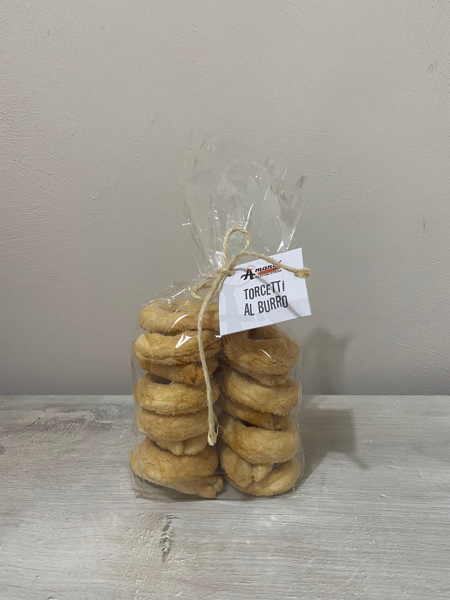 Torcetti al Burro artigianali: biscotti tipici piemontesi, friabili e caramellati, perfetti per colazione, merenda o come dolce da regalare.