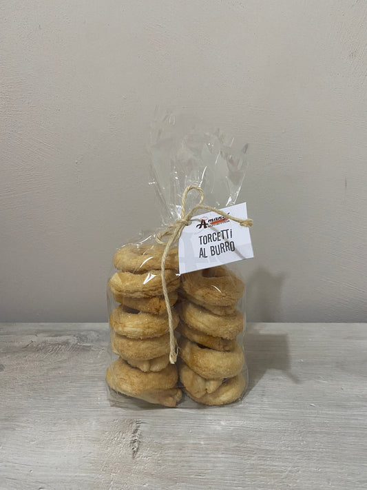 Torcetti al Burro artigianali: biscotti tipici piemontesi, friabili e caramellati, perfetti per colazione, merenda o come dolce da regalare.