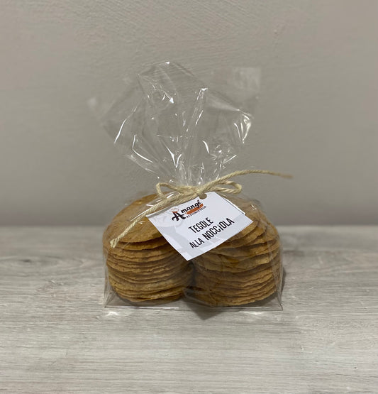 Tegole alla Nocciola artigianali: biscotti sottili e croccanti con nocciole tostate. Perfetti per colazione, merenda o come dolce gourmet.