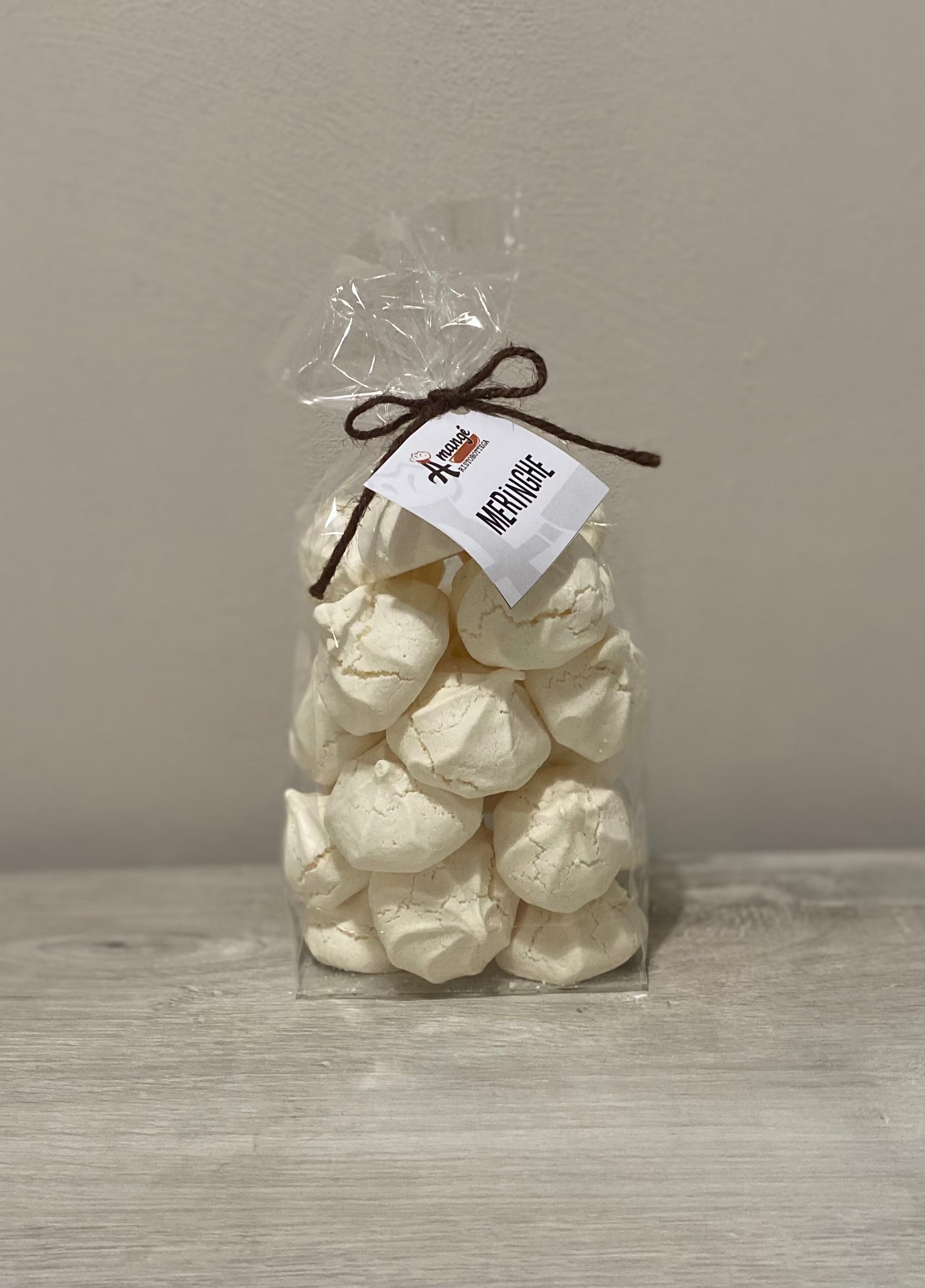 Meringhe artigianali leggere e friabili, dolci perfetti per ogni occasione. Ottime da gustare da sole o per decorare torte e dessert.